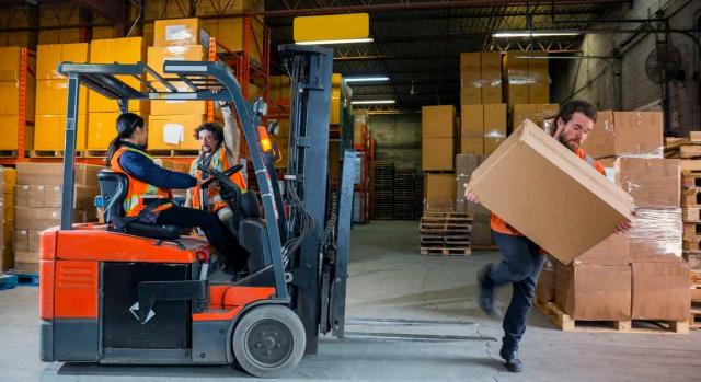 Ello evidencia su voluntad de reclamar todas las consecuencias. Imagen de trabajo de almacén industrial