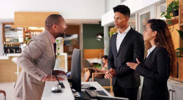 Despido disciplinario por generar altercados en el momento de la reincorporación al trabajo tras una baja médica: cuando esta proviene de una enfermedad mental la actitud del trabajador deja de ser culpable. Imagen de la recepción de un hotel en el que un cliente se le ve muy cabreado por algo