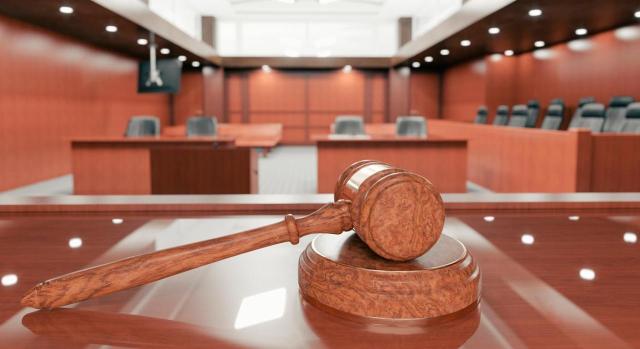 El desistimiento no extingue la acción ni elimina la interrupción de la prescripción El desistimiento no extingue la acción ni elimina la interrupción de la prescripción. Sala de audiencias y martillo judicial