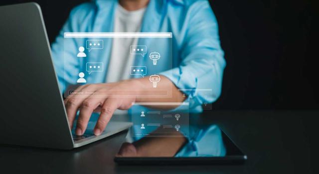 Experiencia del empleado en la era de la inteligencia artificial: cómo mejorarla sin deshumanizar la empresa. Imagen de un chico en su ordenador con IA