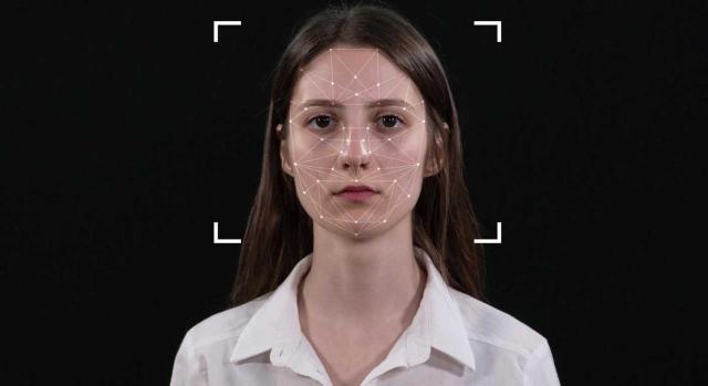 La implantación de un sistema de fichaje mediante reconocimiento facial sin contar con el consentimiento del trabajador le puede salir muy caro a la empresa. Imagen del reconocimiento facila biométrico de una mujer joven