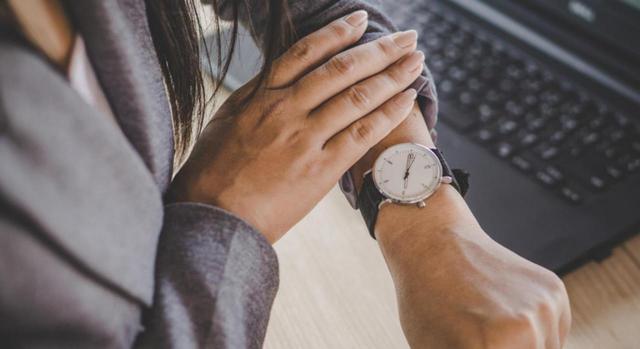 La naturaleza de este complemento no está en función del tiempo trabajado. Imagen de mujer consultando hora en reloj de muñeca