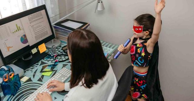 La indemnización reconocida es la prevista en el artículo 139.2 LRJS. Imagen de una madre teletrabajando con su hijo disfrazado detrás