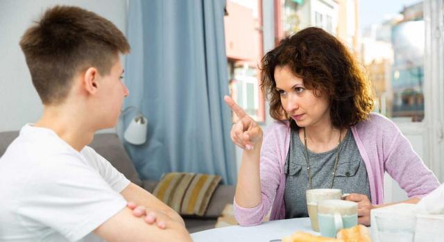 La adaptación del horario es complementaria y alternativa a la reducción de jornada. Imagen madre reprendiendo a hijo adolescente