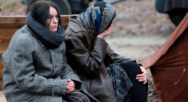 Protección temporal de personas desplazadas procedentes de Ucrania. Image de dos mujeres refugiadas en al guerra de Ucrania