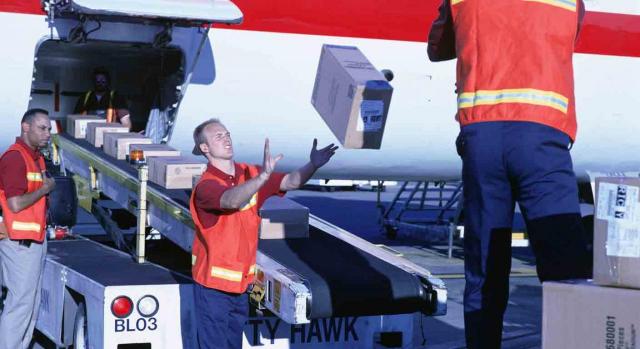 Reclamación de antigüedad. Personal de carga de aviones trabajando