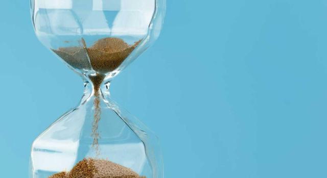 El TS mantiene la espera sobre la indemnización por abuso de temporalidad pública El «síndrome de Godot»: nueva espera para que el TS fije la indemnización por abuso de temporalidad pública. Imagen de un reloj de arena sobre fondo azul