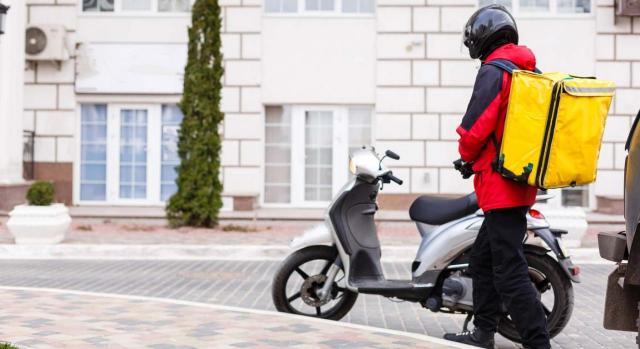 Glovo no es una mera intermediaria. Imagen de entrega en motocicleta con repartidor a domicilo