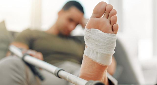 No procede limitar su duración con carácter anticipado, aventurando un uso indebido o fraudulento No procede limitar su duración con carácter anticipado, aventurando un uso indebido o fraudulento. Hombre con pie herido en reposo domiciliario