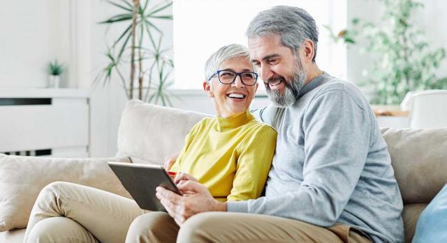 Reta; jubilación; cotizaciones; prescripción. Imagen de una pareja mayor feliz