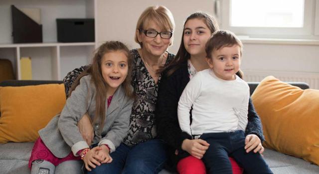 Subsidio de desempleo: inclusión en el límite de ingresos de la unidad familiar de las pensiones por alimentos de los hijos a cargo del otro progenitor en el caso de que resulten impagadas Subsidio de desempleo: no se debe incluir en el límite de ingresos de la unidad familiar las pensiones por alimentos de los hijos a cargo del otro progenitor en el caso de que resulten impagadas. Imagen de un retrato con varias generaciones