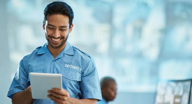 No procede por las horas trabajadas en descanso semanal. Hombre sonriente mirando una tablet