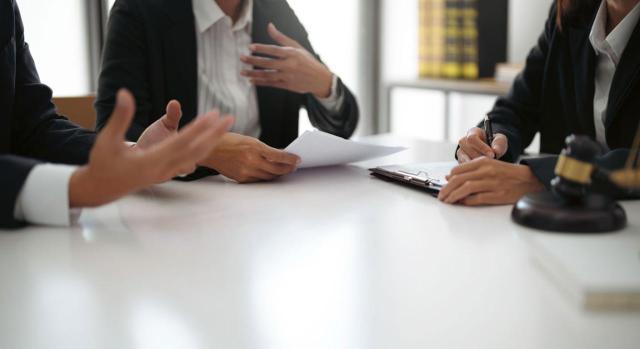 Demanda de MSCT en la que se cuestiona una medida empresarial que provoca una minoración retributiva y que da lugar a una sentencia de condena. Imagen de una reunión de trabajo