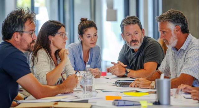 Extinción de la relación laboral por incumplimiento del empresario y pago de una indemnización por daños morales debido a la grave pasividad y falta de diligencia de la empresa en la tramitación de su protocolo de acoso laboral El TSXG ratifica que una empresa debe indemnizar a una trabajadora por el daño moral causado por tardar en tramitar el protocolo antiacoso. Imagen de una reunión de trabajo de cinco personas