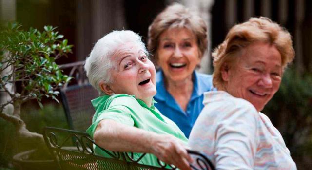 Revalorización pensiones. Señoras mayores sonriendo