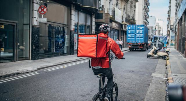 Riders. Imagen de una repartidor en bicicleta