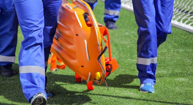 Horas extraordinarias: ¿se pueden vincular a la prestación voluntaria de la actividad más allá de la jornada ordinaria de trabajo? Imagen de unos sanitarios transportando una camilla en un campo de fútbol