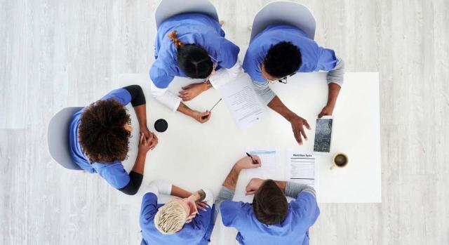 El Tribunal Supremo obliga al Servicio Madrileño de Salud a reconocer 36 horas de descanso ininterrumpido a los MIR por las guardias de 24 horas realizadas en sábado y vísperas de festivos. Imagen de sanitarios alrededor de una mesa de diagnóstico