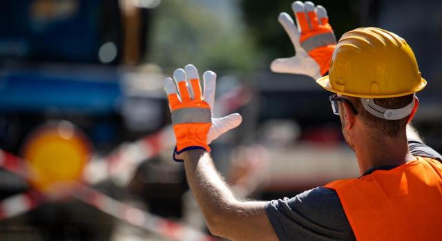 Debe distinguirse entre la vigilancia o seguridad y la mera conserjería y control de accesos Debe distinguirse entre la vigilancia o seguridad y la mera conserjería y control de accesos. Trabajador de la construcción dirigiendo el tráfico