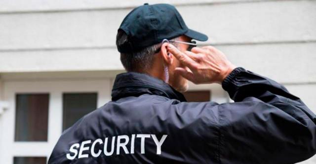 Sector de seguridad privada. Imagen de un señor de seguridad de espaldas