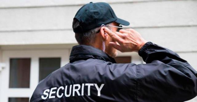 Sucesión de contratas basadas en mano de obra. Responsabilidad solidaria. Si el convenio obliga a subrogar, la empresa entrante debe probar que, por causas lícitas, no ha llegado a asumir una parte sustancial de la plantilla. Imagen de un hombre de seguridad hablando por el pinganillo