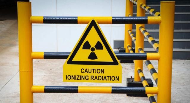 Seguridad y salud laboral: riesgos derivados de radiaciones ionizantes. Imagen de señal de advertencia de peligro
