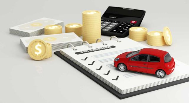 La indemnización percibida por sufrir un accidente de tráfico no computa como ingreso a efectos de concesión de la pensión de incapacidad no contributiva. Imagen de un seguro de coche con dinero y calculadora