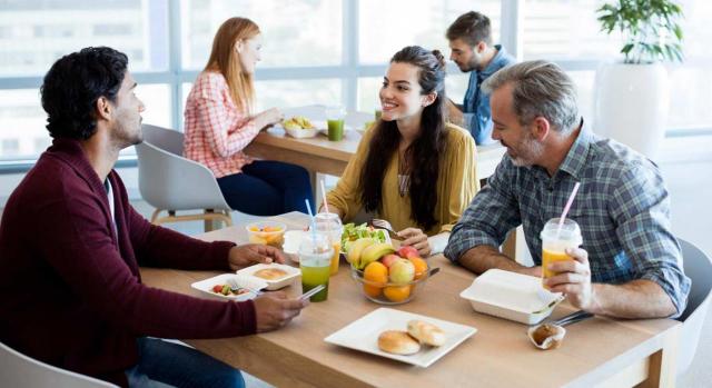 Trabajadores en el comedor de la empresa