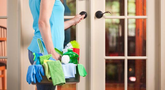 Servicio del hogar familiar. Reclamación de cantidad fundamentada en la realización de una jornada semanal de 79,5 horas durante el periodo de duración de la relación laboral Servicio del hogar familiar: la difícil prueba de realización de una jornada superior a la firmada. Imagen de una mujer limpiando en una casa con productos de limpieza en su mano