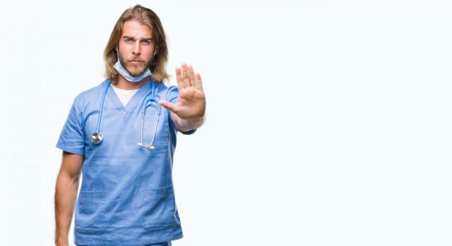 Interinidad por vacante. Imagen de joven medico haciendo cantar de parada con la palma de la mano