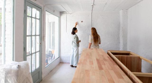 Lo relevante es no iniciar actividad alguna antes de la situación de desempleo Lo relevante es no iniciar actividad alguna antes de la situación de desempleo. Imagen de dos mujeres revisando el interior de una vivienda