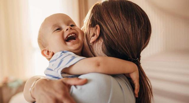 Excedencia por cuidado de hijos. Extinción de relación laboral a tiempo parcial con otra empresa. Derecho a desempleo. Imagen de una madre abrazando a su bebe muy sonriente