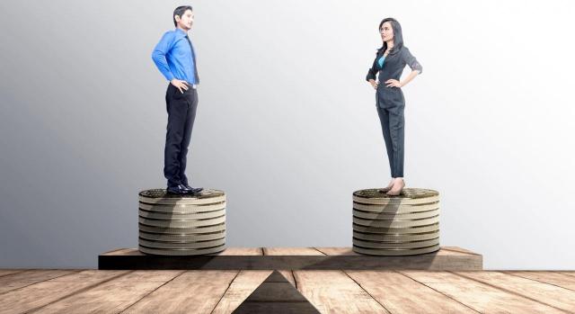 La sociedad familiar fue fundada por los cónyuges y un hijo de ambos afecto de una discapacidad intelectual. Imagen de hombre y mujer sobre una pila de monedas en una balanza 