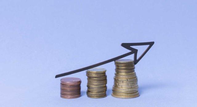 Cómo afrontar subidas salariales para retener el talento sin comprometer la rentabilidad de la empresa Cómo afrontar subidas salariales para retener el talento sin comprometer la rentabilidad de la empresa. Imagen de unos montoncitos de monedas en ascenso