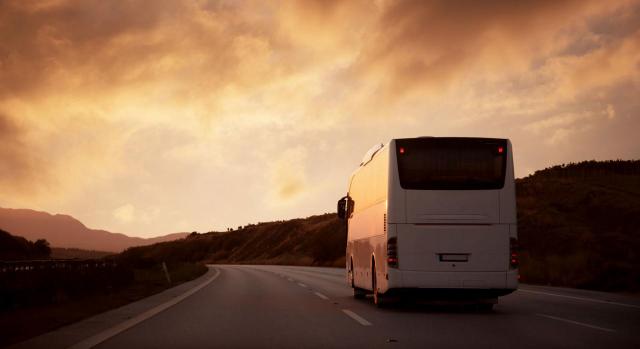 Transmisión de empresa sin cesión de activos. Imagen de un autobus en carretera