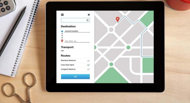 La clave está en considerar si el plus se configura como salarial o extrasalarial. Imagen de tableta con tracker de ubicación, tijeras, bolígrafo y cuaderno sobre mesa 