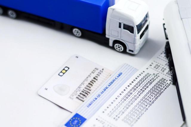 Transporte por carretera: procedimientos de control de la jornada laboral Transporte por carretera: procedimientos de control de la jornada laboral. Imagen de miniatura de camión y formulario sobre una mesa