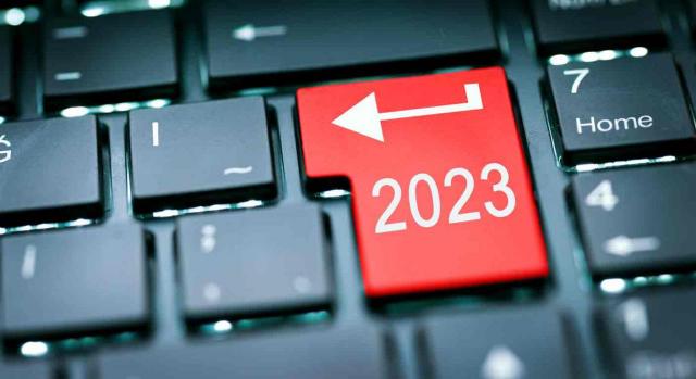 Detalle de un teclado con la tecla intro de color rojo con el número 2023 escrito sobre ella