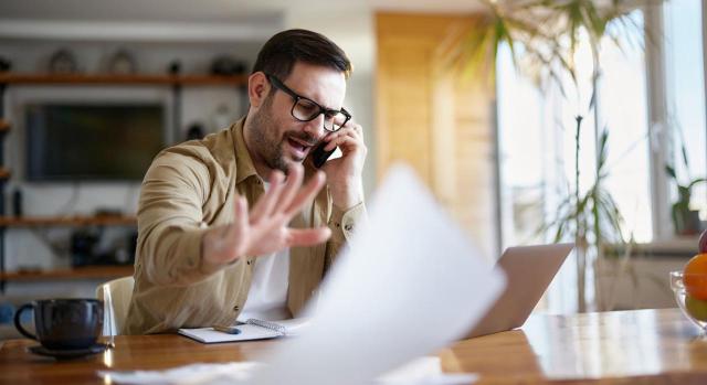 El Tribunal Supremo confirma la nulidad de dos cláusulas del acuerdo de teletrabajo de 2022 en Endesa, sobre presencialidad y compensación de gastos, por vulnerar la Ley de Trabajo a Distancia. Imagen de un hombre teletrabajando desde su casa