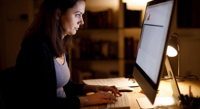 Teletrabajo y compensación de gastos. Imagen de una mujer teletrabajando