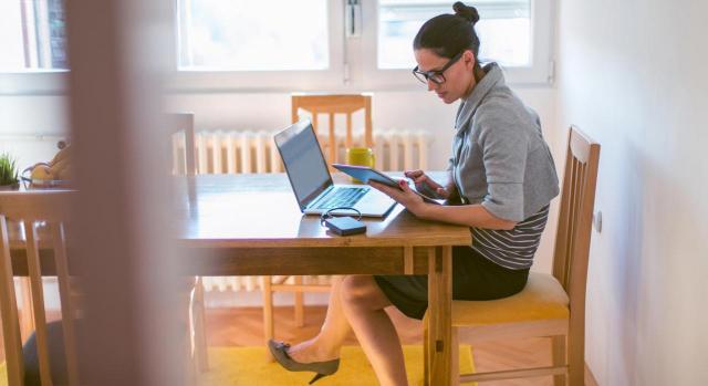 COVID-19. Acuerdo sobre teletrabajo donde los empleados deben aportar los equipos necesarios para realizar la actividad. Imagen de una chica teletrabajando desde su casa