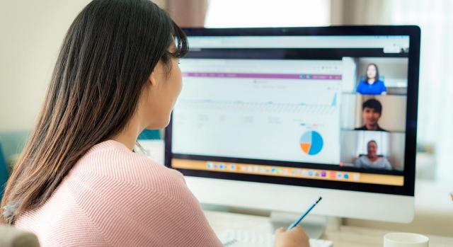 Teletrabajo; medidas cautelares. Imagen de una chica trabajando con el ordenador