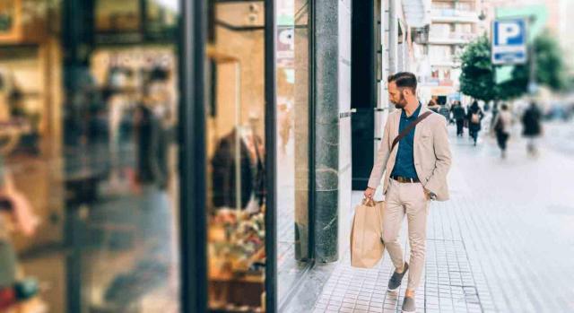 Comercio apertura. Hombre mirando escaparate de una tienda