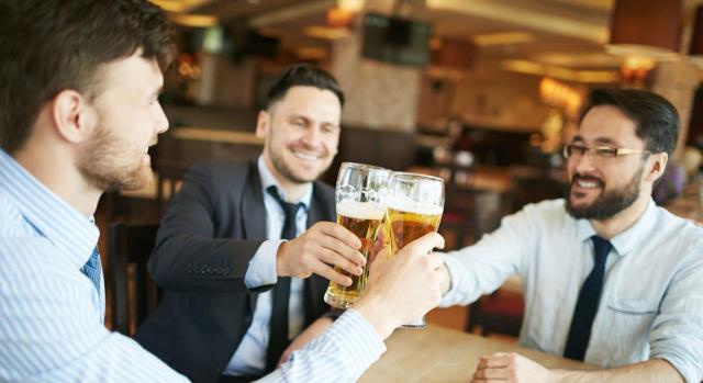 Tomando cervezas compañeros del trabajo