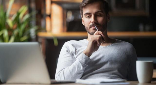 Contratación laboral con las Administraciones Públicas. Principios de igualdad, mérito y capacidad en el acceso al empleo público. Imagen de un hombre pensativo
