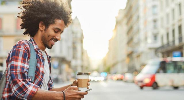 Trabajador tomando un café en su tiempo de descanso