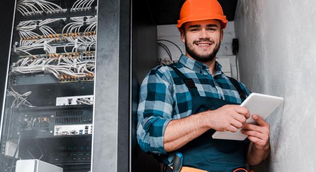 Nuevo sistema de cotización y mejora de protección por cese de actividad para los trabajadores por cuenta propia o autónomos. Imagen de un técnico de las comunicaciones con su casco y sosteniendo una tablet