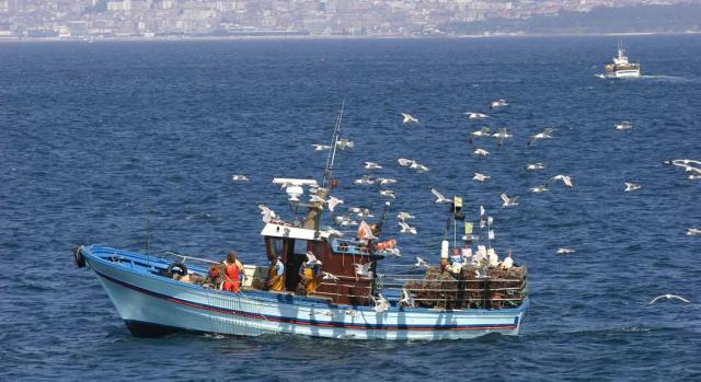 Régimen especial de los trabajadores del mar: bases de cotización 2026. Imagen de un barco de pesca en alta mar