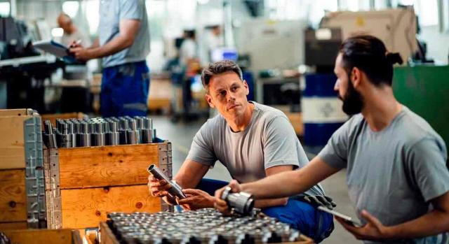 Dudas sobre la extensión de los ERTES. Dos trabajadores en una empresa metalúrgica