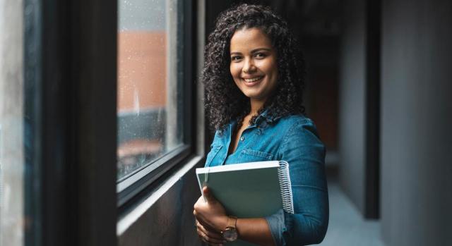 La igualdad de trato se proyecta especialmente en las AAPP. Imagen de mujer de pie, sosteniendo un portátil